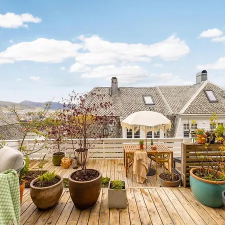 Panoramic Views From Historic Sandviken شقة